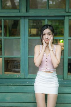 在车内揉搓她的双乳